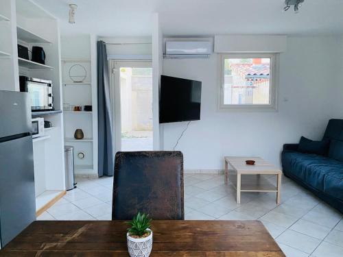 Saint-Julien-en-Saint-Alban Apartment | Studio au calme avec terrasse