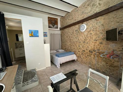 Le Boulou Apartment | Studio à Le Boulou centre ville- pour 2 - petit prix- Juillet-aout réservation d'1 semaine minimum-check in 17-19h