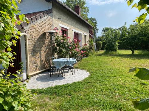 Mery-sur-Oise Apartment | Studio épicéa avec jardin et stationnement dans charmante propriété proche gare