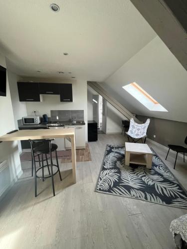 Belfort Apartment | Studio, étage 3, spacieux refait à neuf