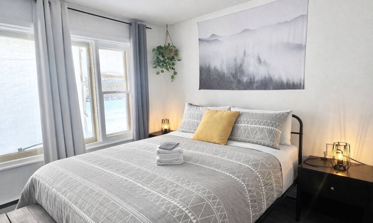 Ste Anne de Beaupre Apartment | Studio 14 | 2 Min Waterfront | BBQ & Fireplace