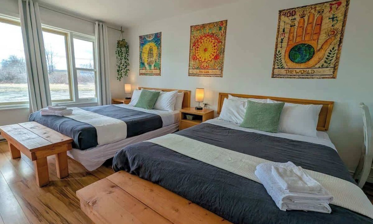 Ste Anne de Beaupre Apartment | Studio 18 | 2 Min Waterfront | BBQ & Fireplace