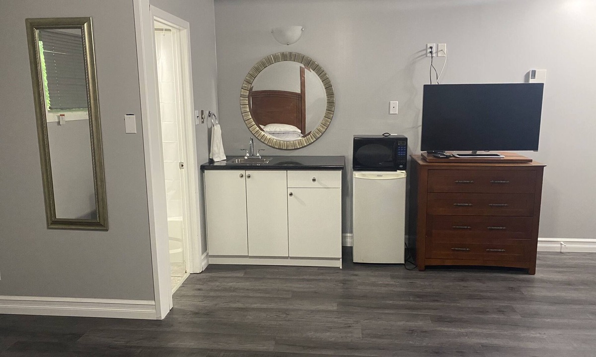 Cobourg Hotel | Studio 1 Motel