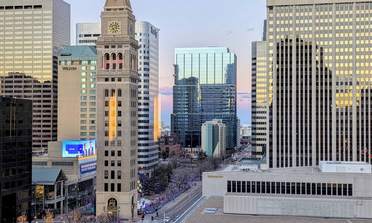 Downtown Denver Condo | STUDIO 13 AMAZING VIEWS, KING-SIZE BED, POOL, GYM, GREAT LOCATION