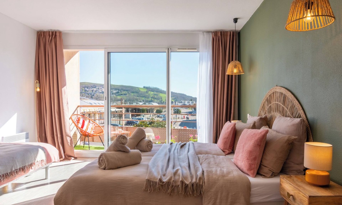 Lourdes Apartment | Studio 2-3 pers, balcony, private parking, air conditioning, WiFi, near Lourdes train station