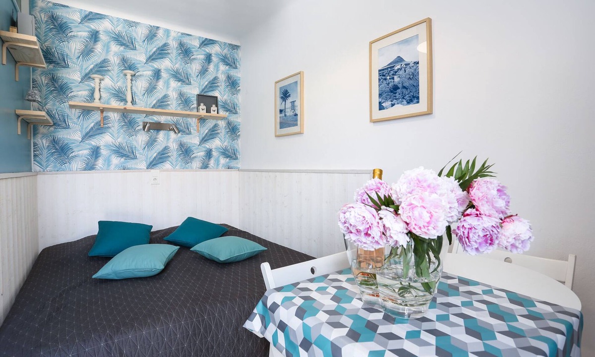 Giens Apartment | STUDIO 2 PERS 30 METERS FROM THE BEACH
