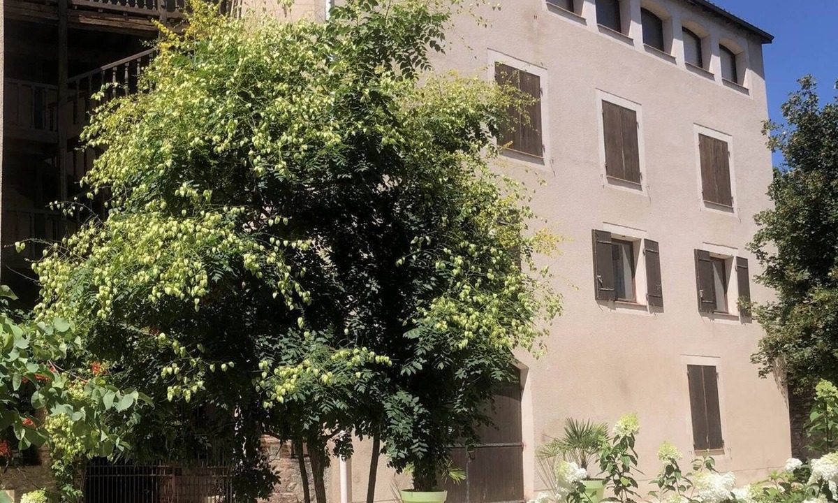 Cahors Old Town Apartment | Studio 2*, place Saint Priest, first floor