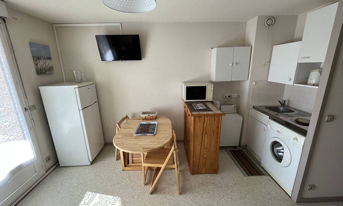 Saint-Palais-sur-Mer Apartment | Studio 400m from beach - Sleeps 3 - Includes garage