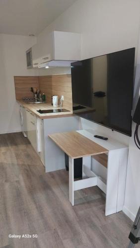 Saint-Etienne-du-Rouvray Apartment | Studio 5 moderne avec WiFi et stationnement