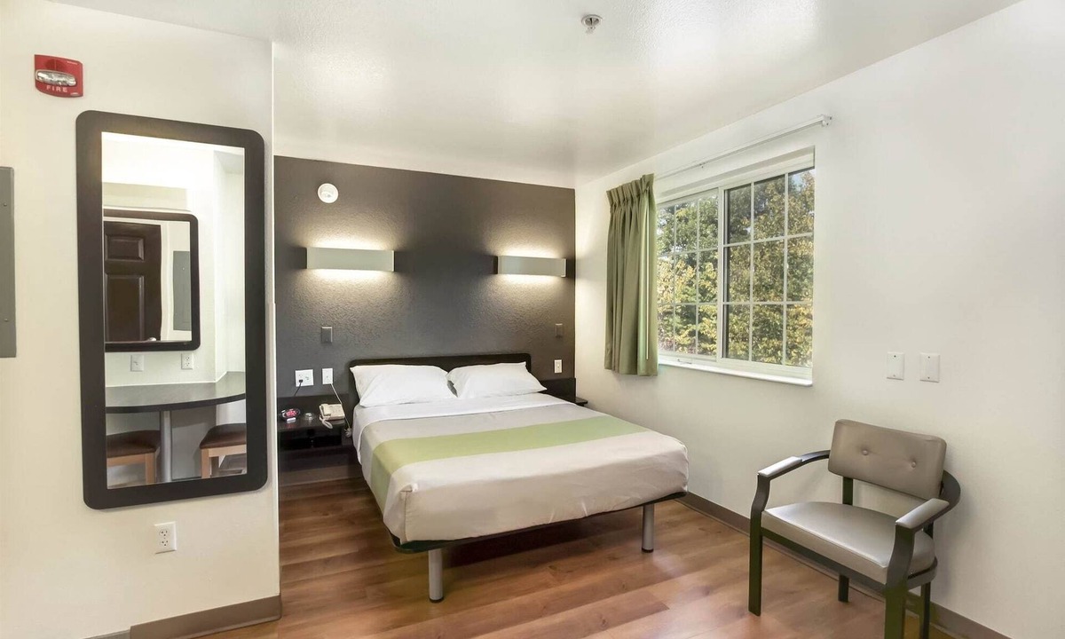 East Brunswick Hotel | Studio 6 East Brunswick, NJ - NYC Area