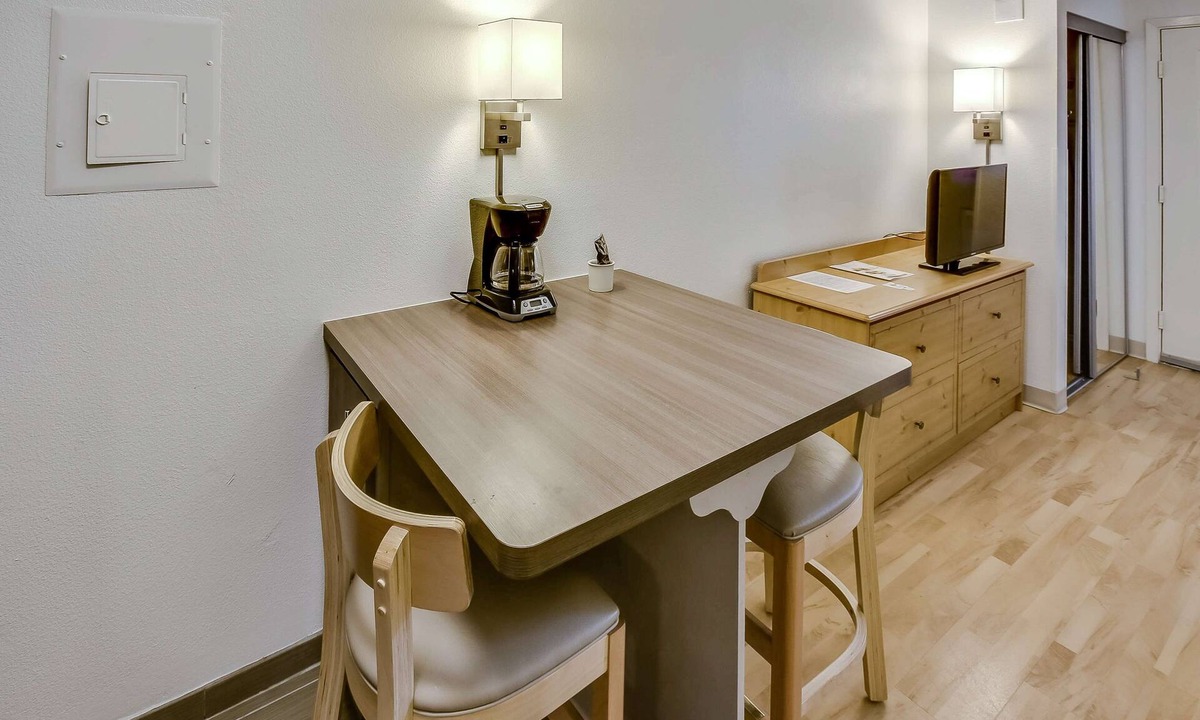 Southbelt/Ellington Hotel | Studio 6 Houston, TX - Hobby South