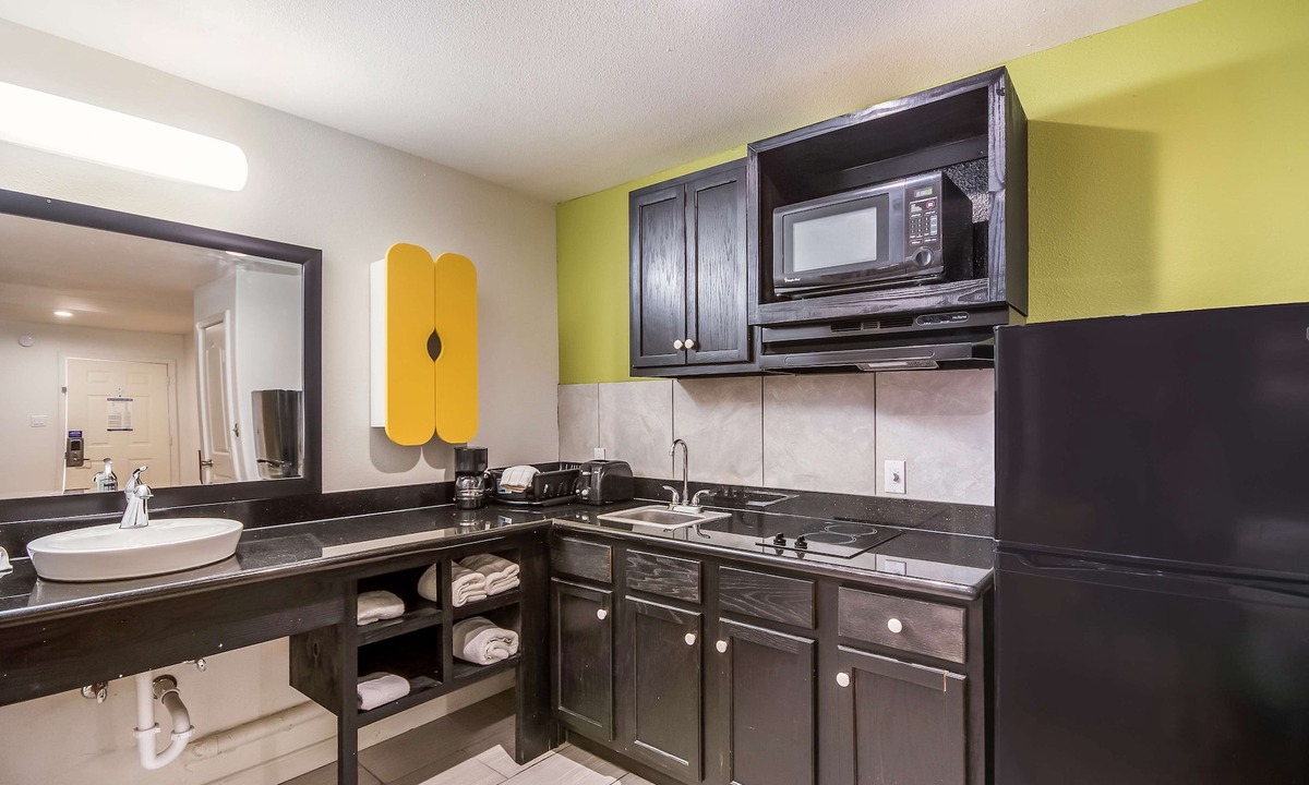 Huntsville Hotel | Studio 6 Huntsville, TX