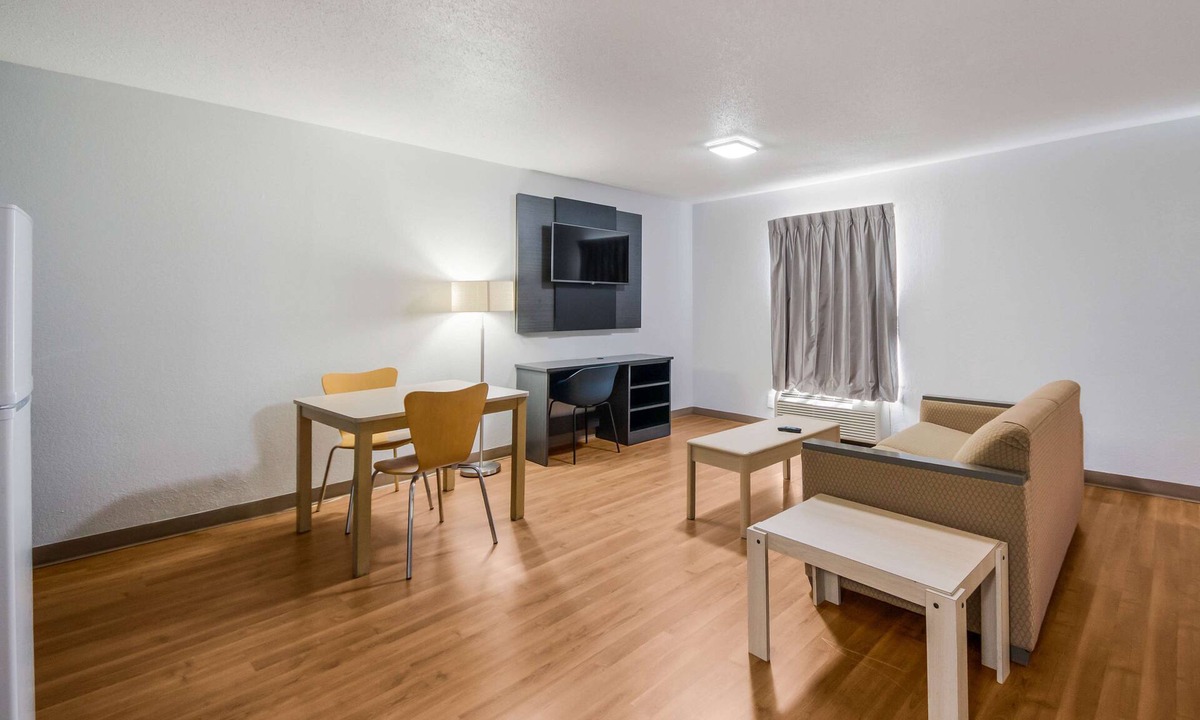 Bonanza Hotel | Studio 6 Laredo, TX - North I-35