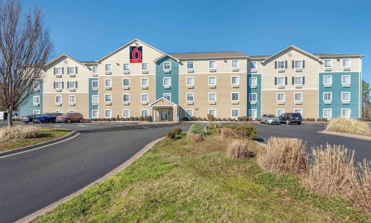 Little Rock Apartment | Studio 6 Little Rock|King Hearing Access,Kitchen|Nsmk