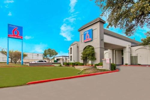 North San Antonio - SAT Hotel | Studio 6-San Antonio, TX - Airport