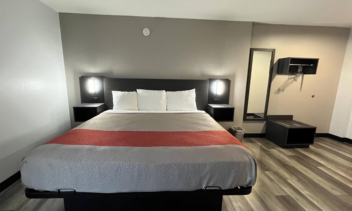 Urbana Hotel | Studio 6 Suites Urbana, IL