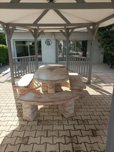 Saint-Lattier Apartment | studio a la campagne