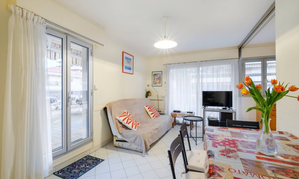 Roquebrune-Cap-Martin Apartment | Studio Apartment 'Riviera Beach Anemone' with Mountain View, Wi-Fi and Air Conditioning