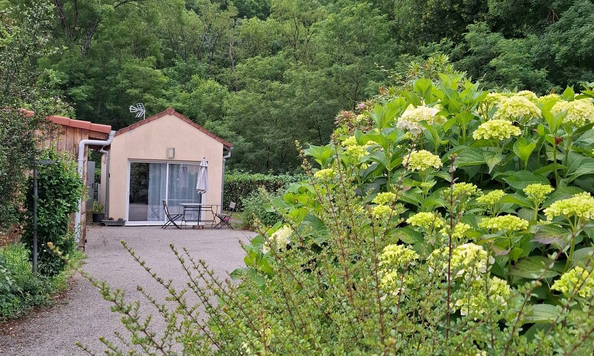 Montoulieu Apartment | Studio Apartment 'Jardin Fleuri - Proche Foix' with Mountain View, Private Terrace and Wi-Fi