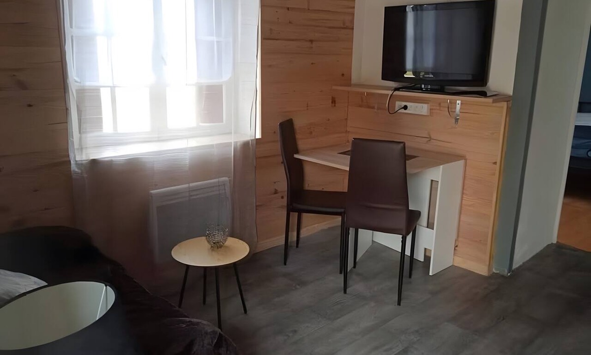 Saint-Dye-sur-Loire Apartment | Studio Apartment 'Lisaline' with Wi-Fi
