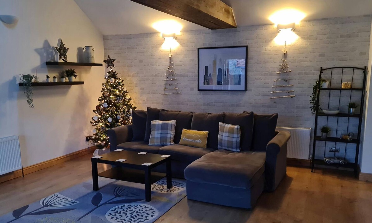 High Littleton House | Studio Apartment with Gallery Style Double Bedroom