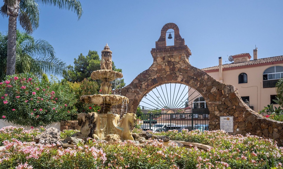 El Paraiso Apartment | Studio Apartment '19A Claire' with Pool, Private Garden & Wi-Fi