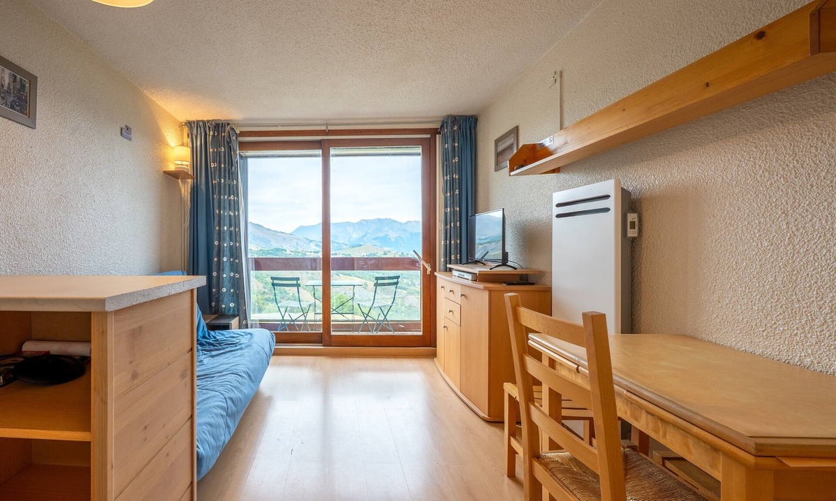 Le Corbier Apartment | Studio Apartment 'Avec Vue Splendide' with Mountain View and Balcony