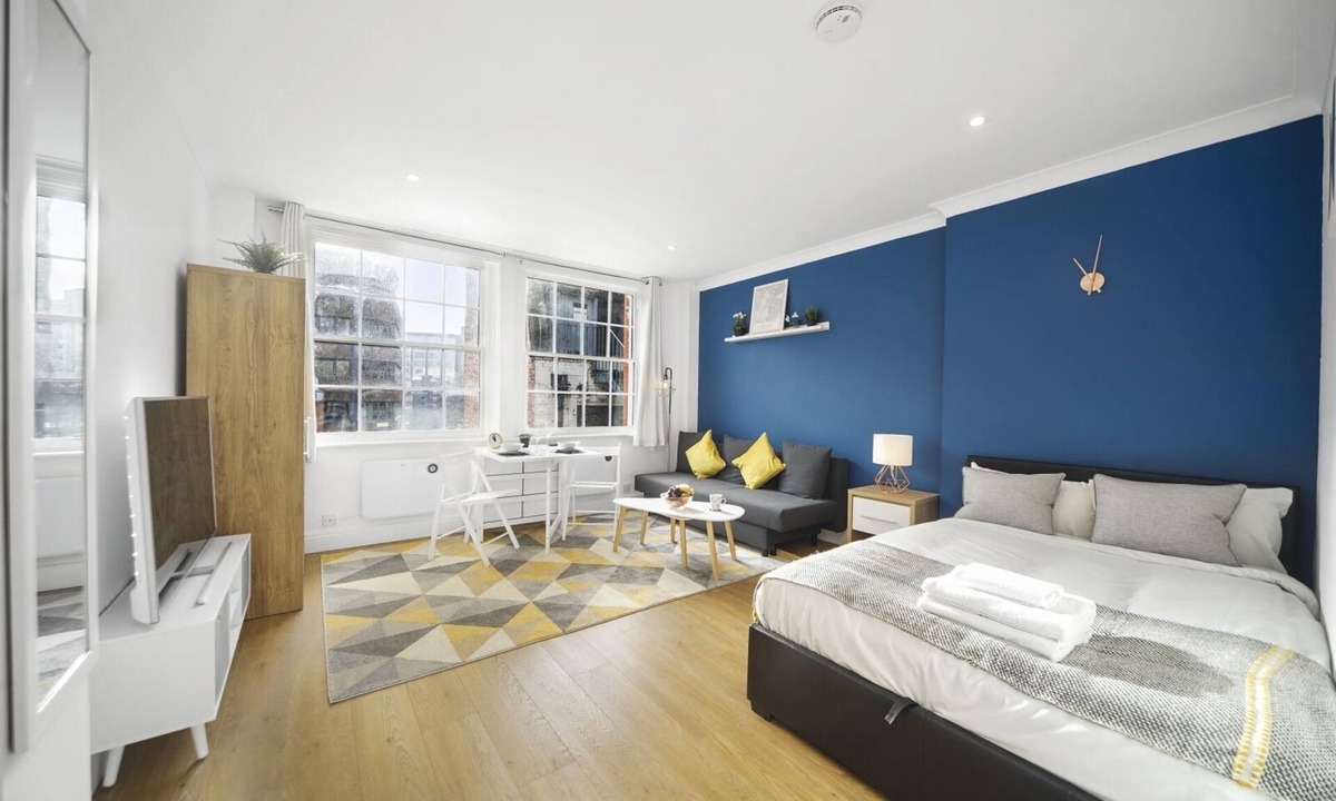 Tower Hill Apartment | Studio Apartment Blue