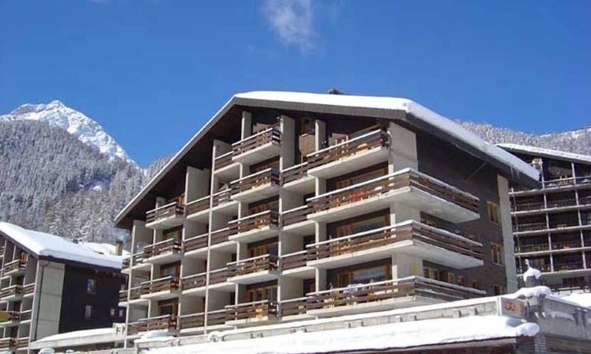 Grimentz Apartment | Studio-apartment for 2-3 persons : Living room with 2 sofa-beds and 1 pull-out bed - kitchenette wit