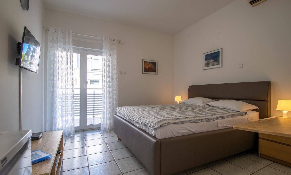 Murter Apartment | Studio apartment for 2 persons A5, with balcony, directly on the beach, Betina Murter