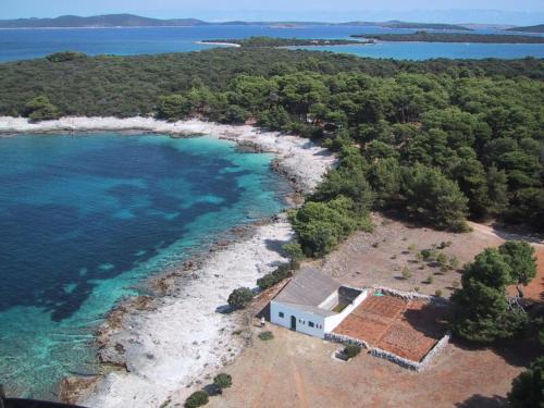 Veli Rat Apartment | Studio apartment in Veli Rat with sea view, balcony, washing machine 882-1