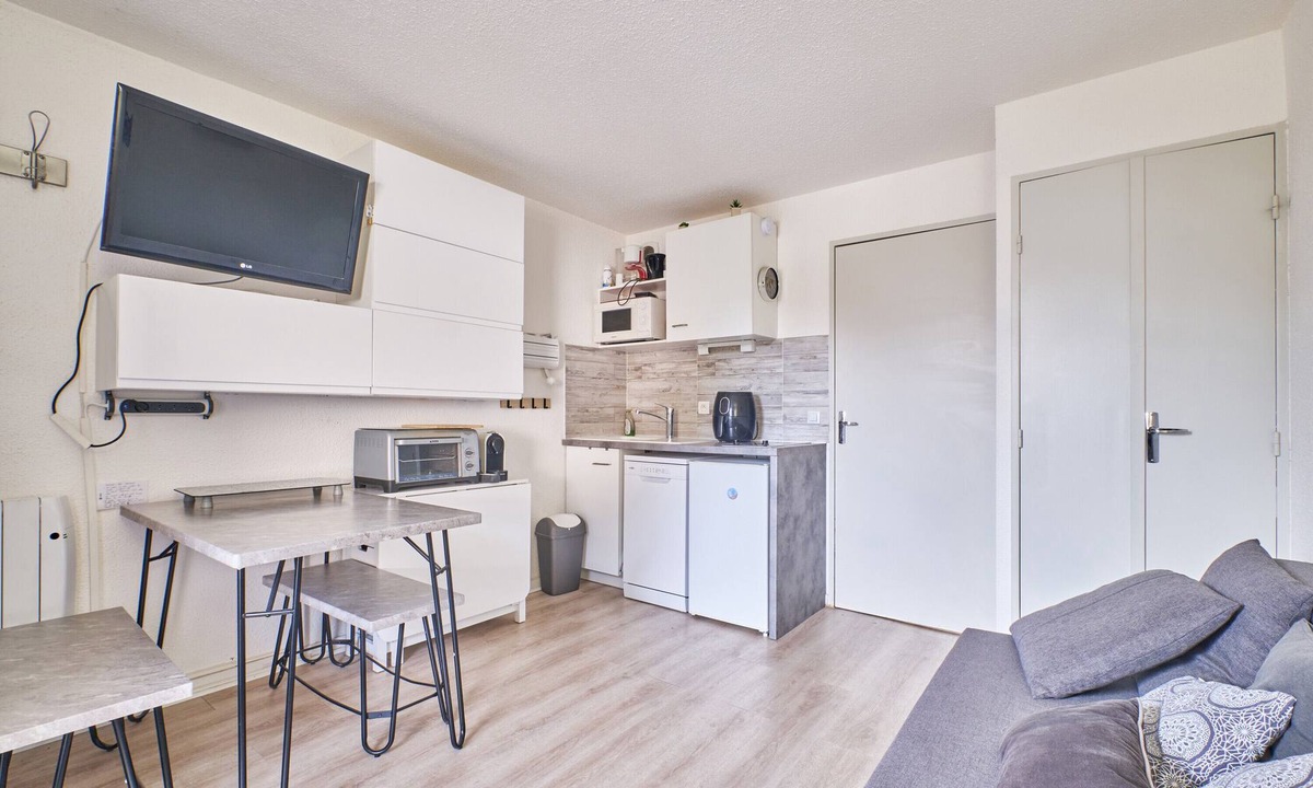 Venosc Apartment | Studio Apartment 'Les 2 Alpes' with Mountain View & Balcony