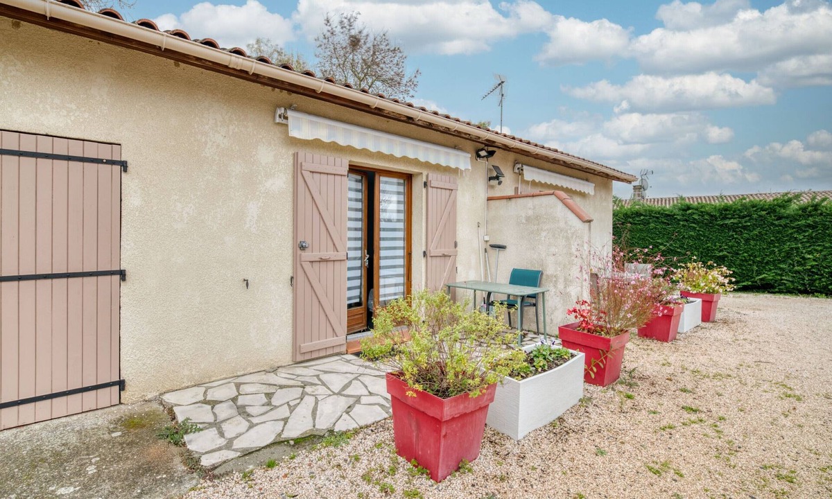 Lherm Apartment | Studio Apartment 'Le Laurier' with Private Terrace, Shared Garden and Wi-Fi