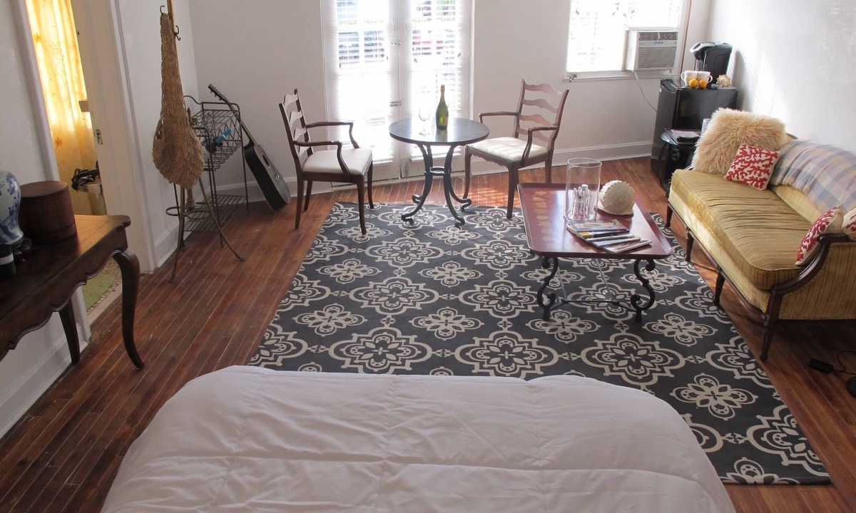 Burns Square Apartment | Studio Apartment, Safe & Walkable area, Pet Friendly