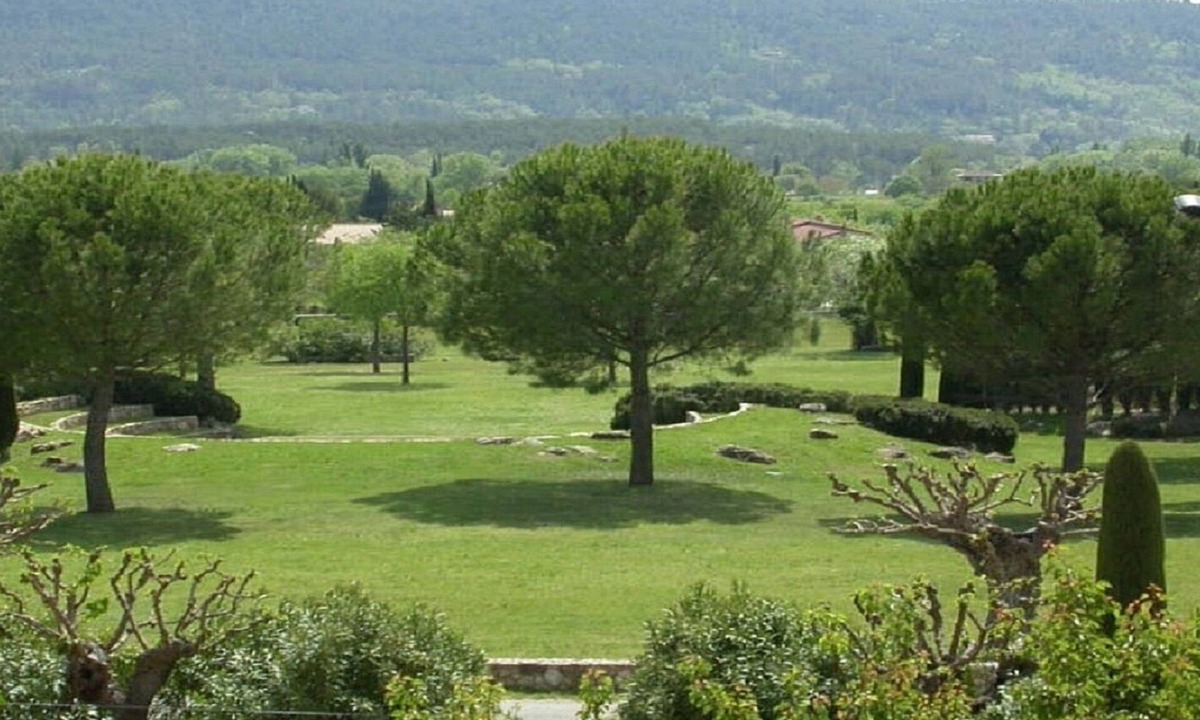 Villecroze Apartment | Studio Apartment (Sleeps 2)