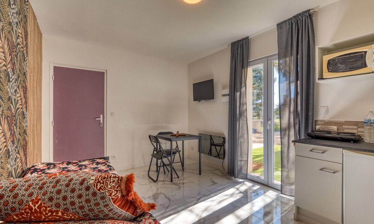Poussan Apartment | Studio Apartment ' with Shared Garden
