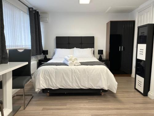 Broadheath Apartment | Studio appt - Sleeps 2 - Free Parking - 5min-Metro