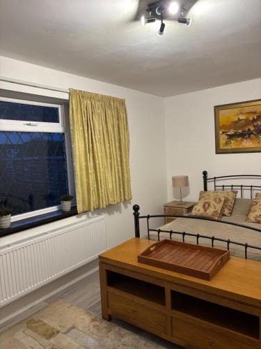 West Twickenham Apartment | Studio apt with private parking