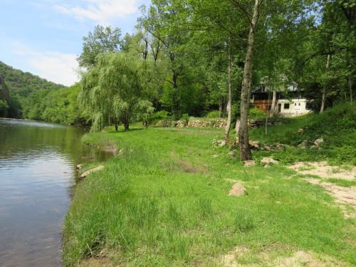Florentin-la-Capelle Apartment | Studio au bord de la Rivière