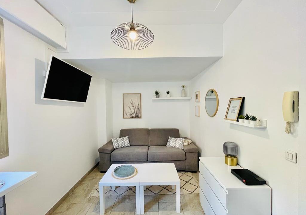 Menton Apartment | Studio au bord de mer 1