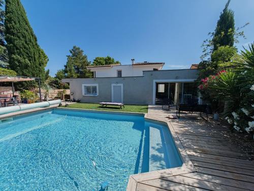 Clarensac Apartment | Studio au calme avec piscine
