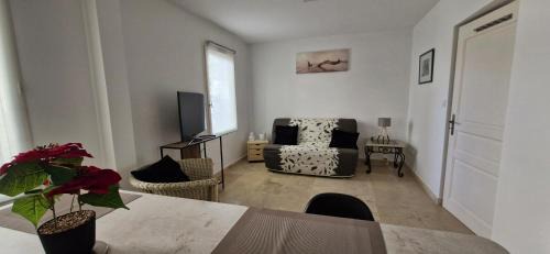 Lezignan-la-Cebe Apartment | Studio aux Roches Fleuries