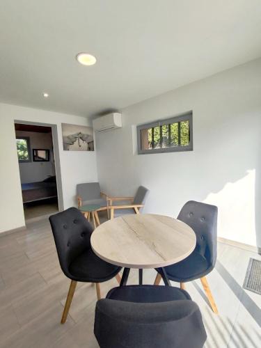 Courthezon Apartment | studio avec terrasse et parking privatif
