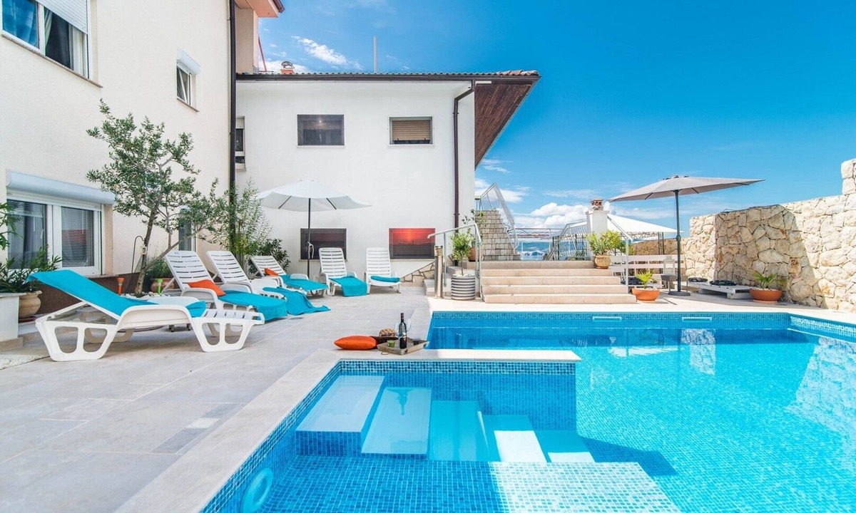 Novi Vinodolski Apartment | Studio B with shared pool and sea view