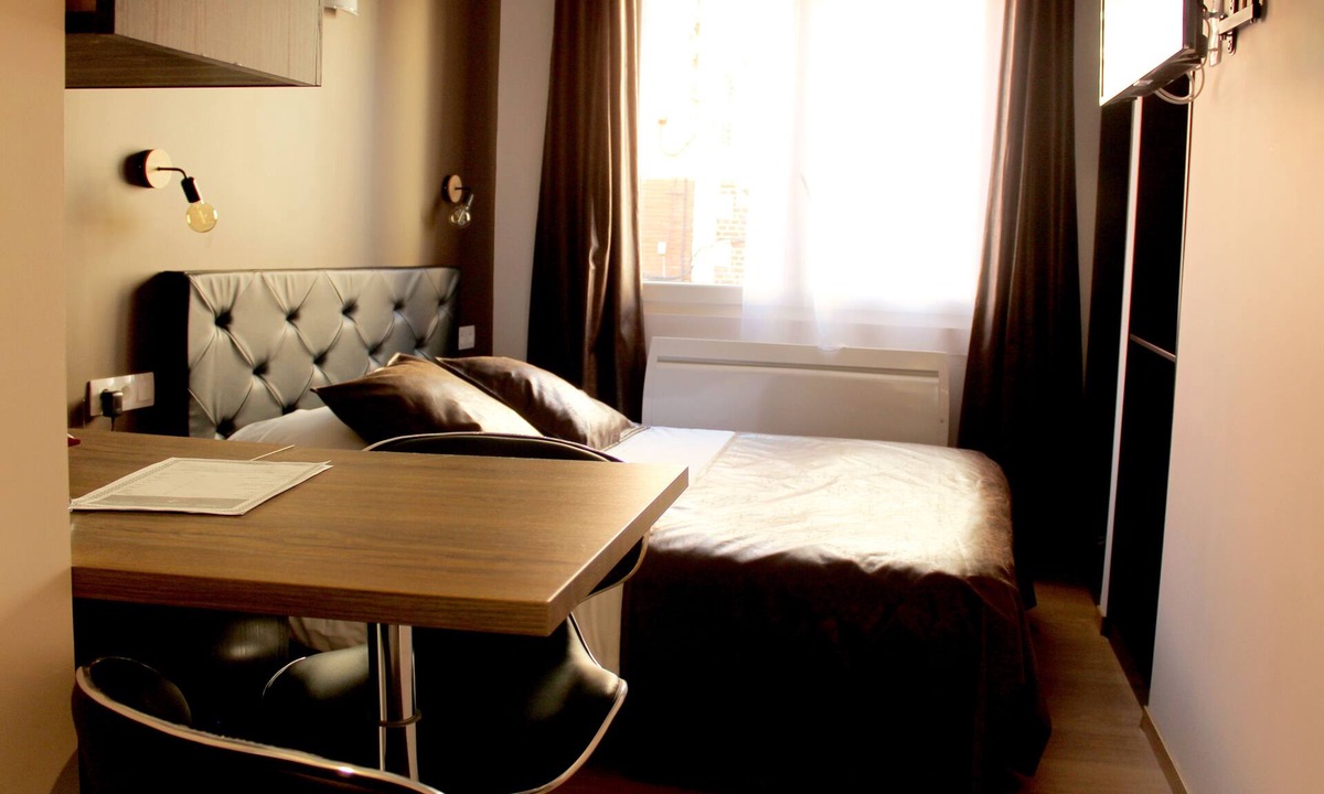 Lens Apartment | Studio Bambou: Massage shower/City center