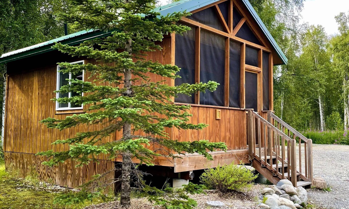 Susitna North Cabin | Studio Cabin 1 – Queen Bed