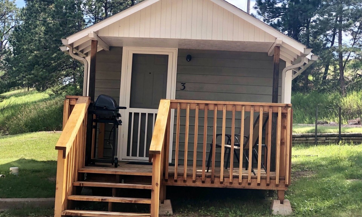 Hot Springs Cabin | Studio cabin on private lake, pet friendly