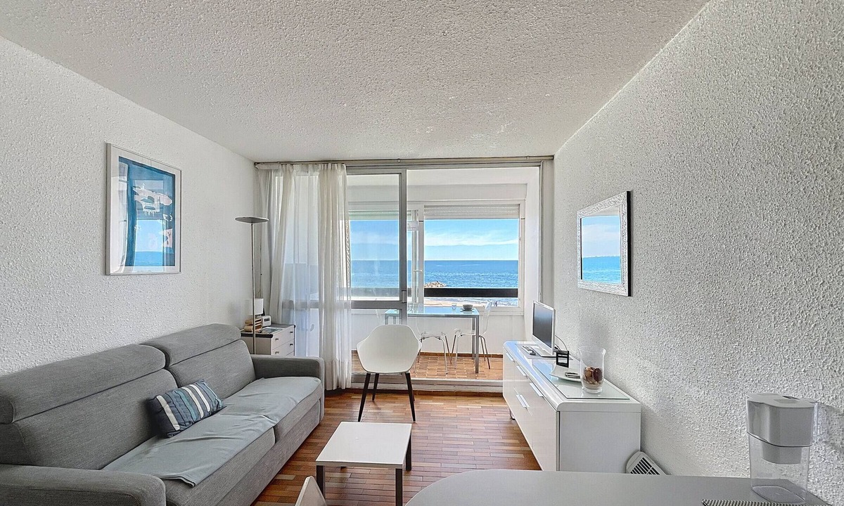 Carnon-Plage Apartment | Studio cabin sea view with private parking - sleeps 3