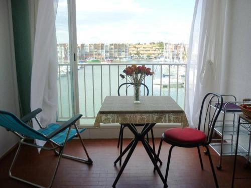 Port Rive Gauche Apartment | Studio cabine – 2 couchages – Vue port – Résidence Le Chébeck – Gruissan