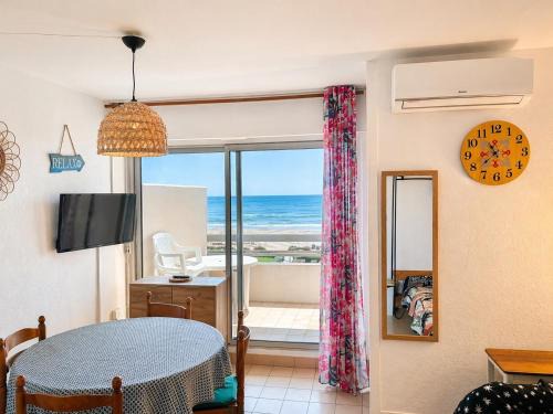 La Cote Radieuse Apartment | Studio cabine pied dans l eau climatisé, parking et wifi haut débit
